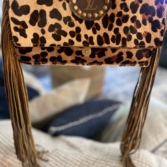 Adorable LV leather fringe crossbody - Picture 4 of 10